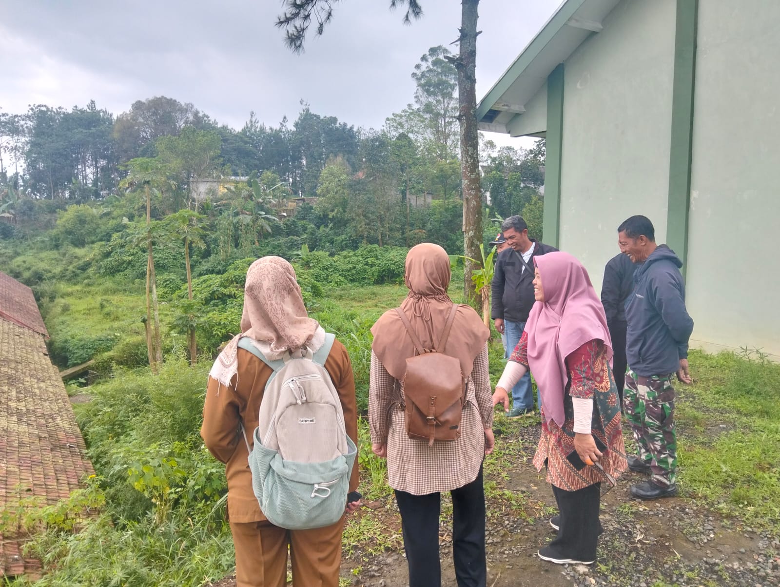 Koramil Sumber Tinjau Longsor di Area SMAN 1 Sumber, Warga Diminta Waspada