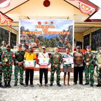 Wujudkan Kepedulian, Koops TNI Papua Gelar Pengobatan Gratis dan Bagi Sembako di Kampung Iwaka