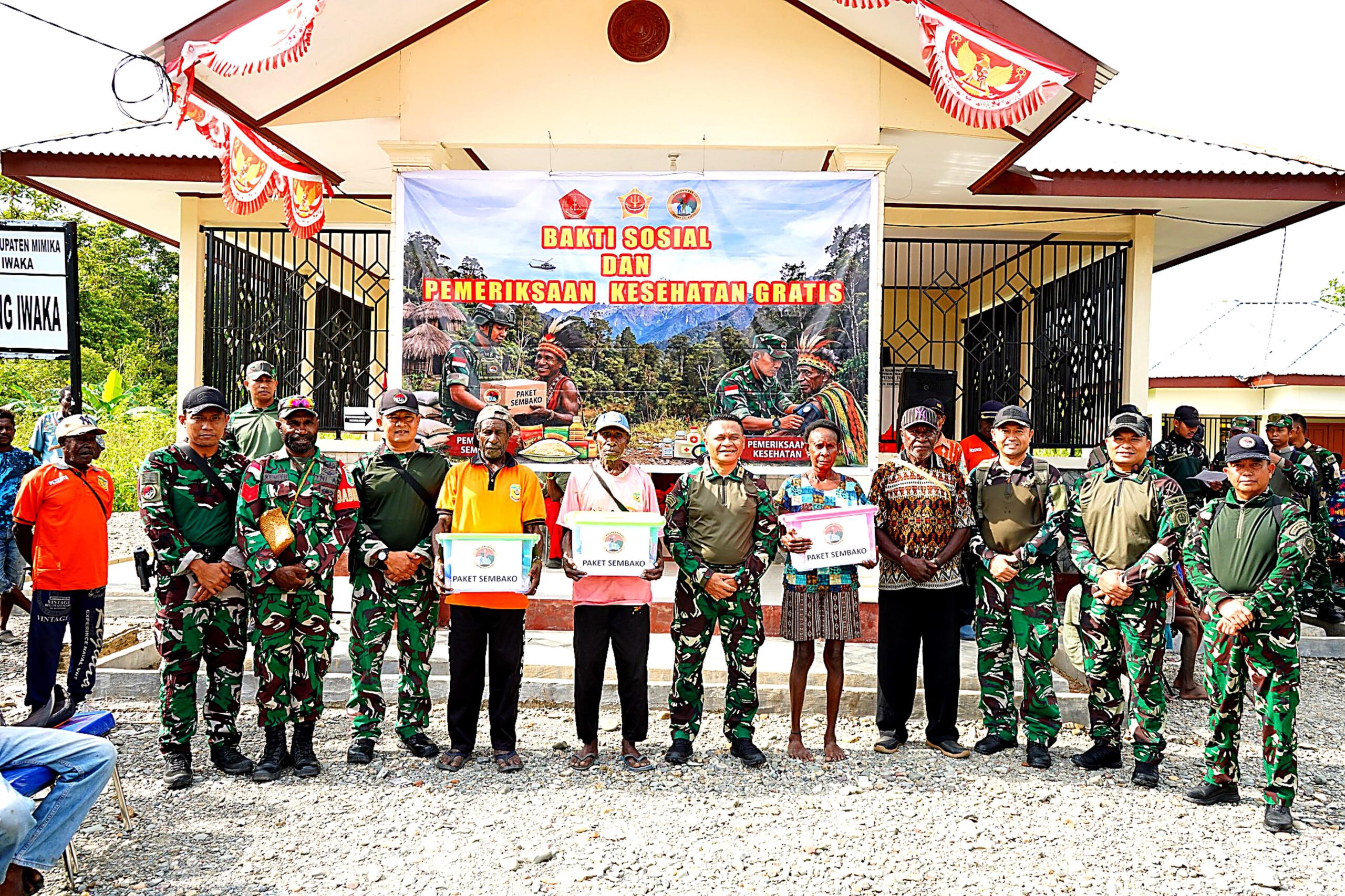 Wujudkan Kepedulian, Koops TNI Papua Gelar Pengobatan Gratis dan Bagi Sembako di Kampung Iwaka