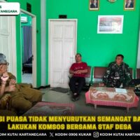 Kondisi Puasa Tidak Menyurutkan Semangat Babinsa Lakukan Komsos Bersama Staf Desa