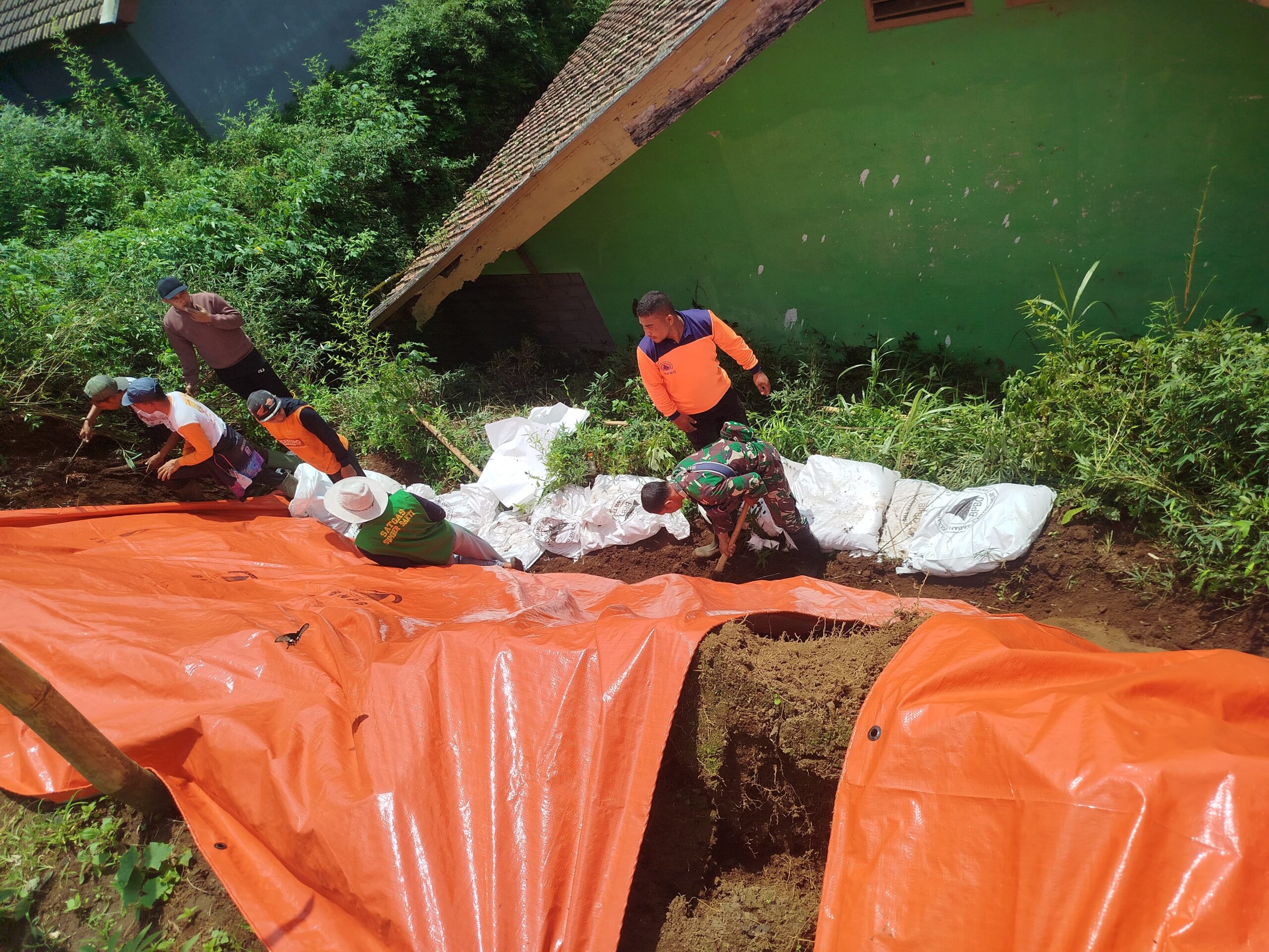 Koramil Sumber Kerja Bakti Bersihkan Material Longsor di SMAN 1