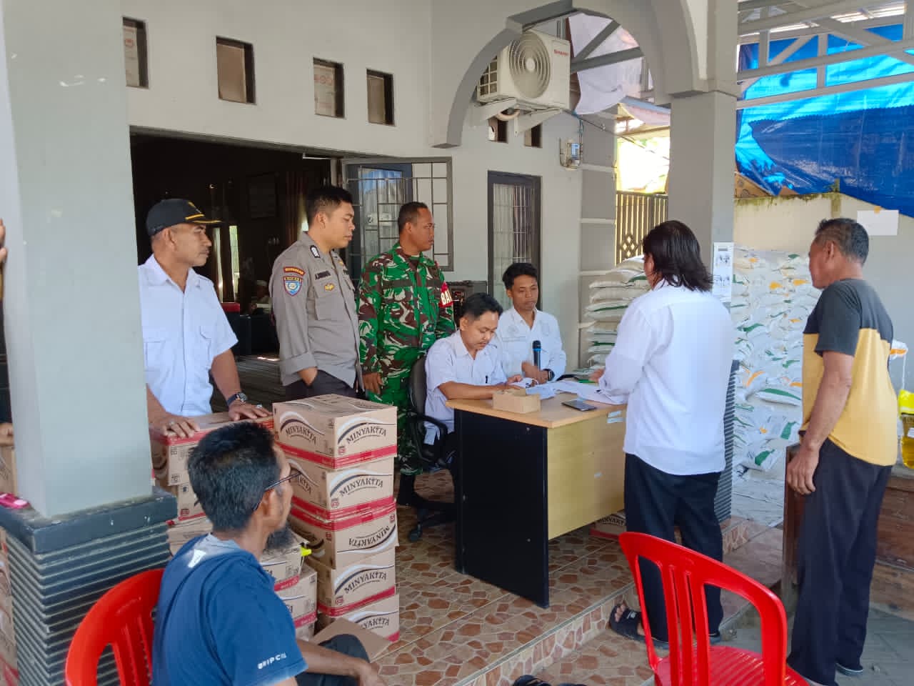 Sinergi TNI dan Pemerintah, Babinsa Kawal Distribusi Bantuan Pangan