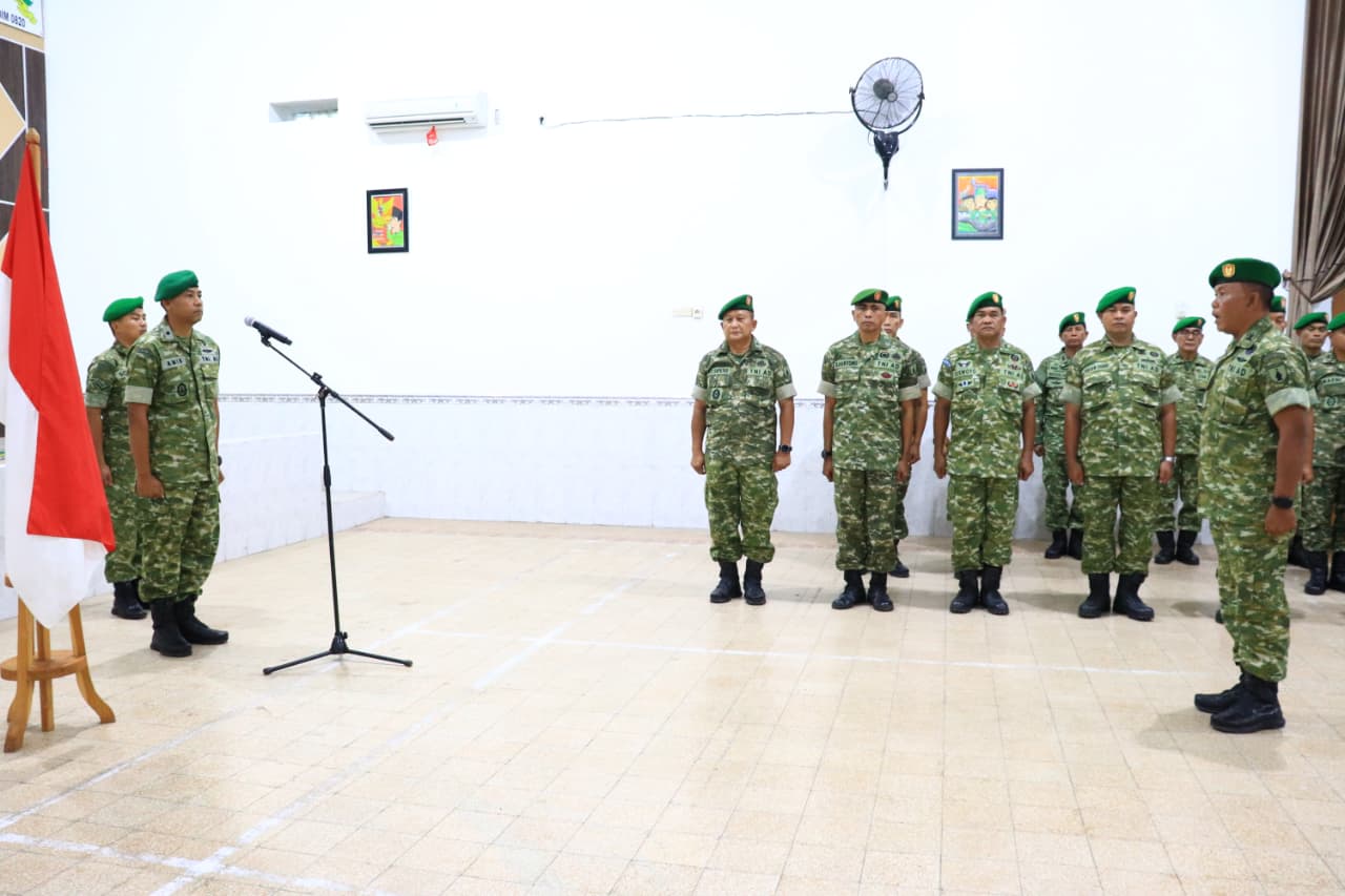 Kasdim 0820/Probolingggo Mayor Caj Aminudin Abadi Memimpin Upacara Korps Raport Kenaikan Pangkat