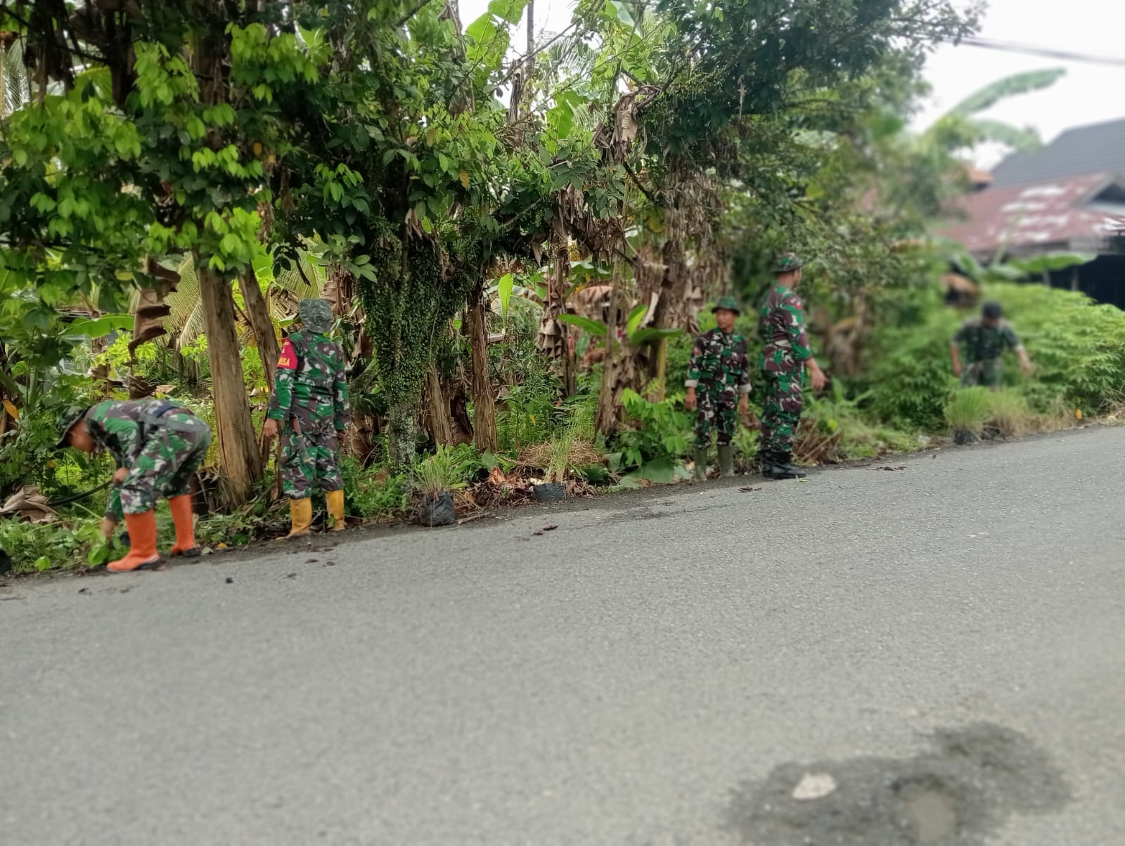 Bersihkan Drainase, Koramil Haruyan Antisipasi Banjir di Desa Haruyan
