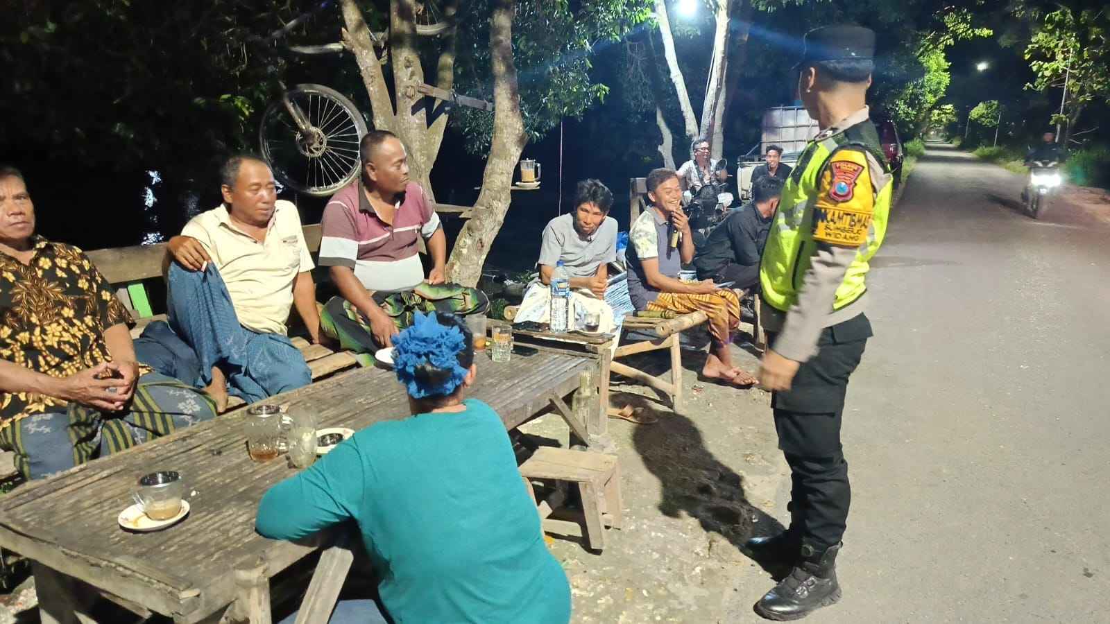 Sambang Desa, Warga Curhat Kepada Bhabinkamtibmas Tentang Elpiji Langka