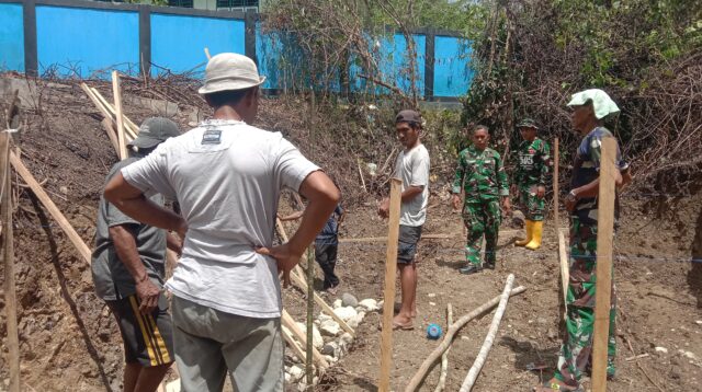 Awali Pembangunan, Personil Kodim 1505/Tidore dan Warga Pasang Bowplank Jembatan Garuda
