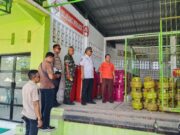 Jaga Stabilitas, Koramil Kraksaan Melakukan Sidak Dan Monev Stok Dan Harga LPG 3 Kg