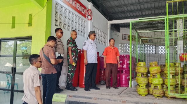 Jaga Stabilitas, Koramil Kraksaan Melakukan Sidak Dan Monev Stok Dan Harga LPG 3 Kg