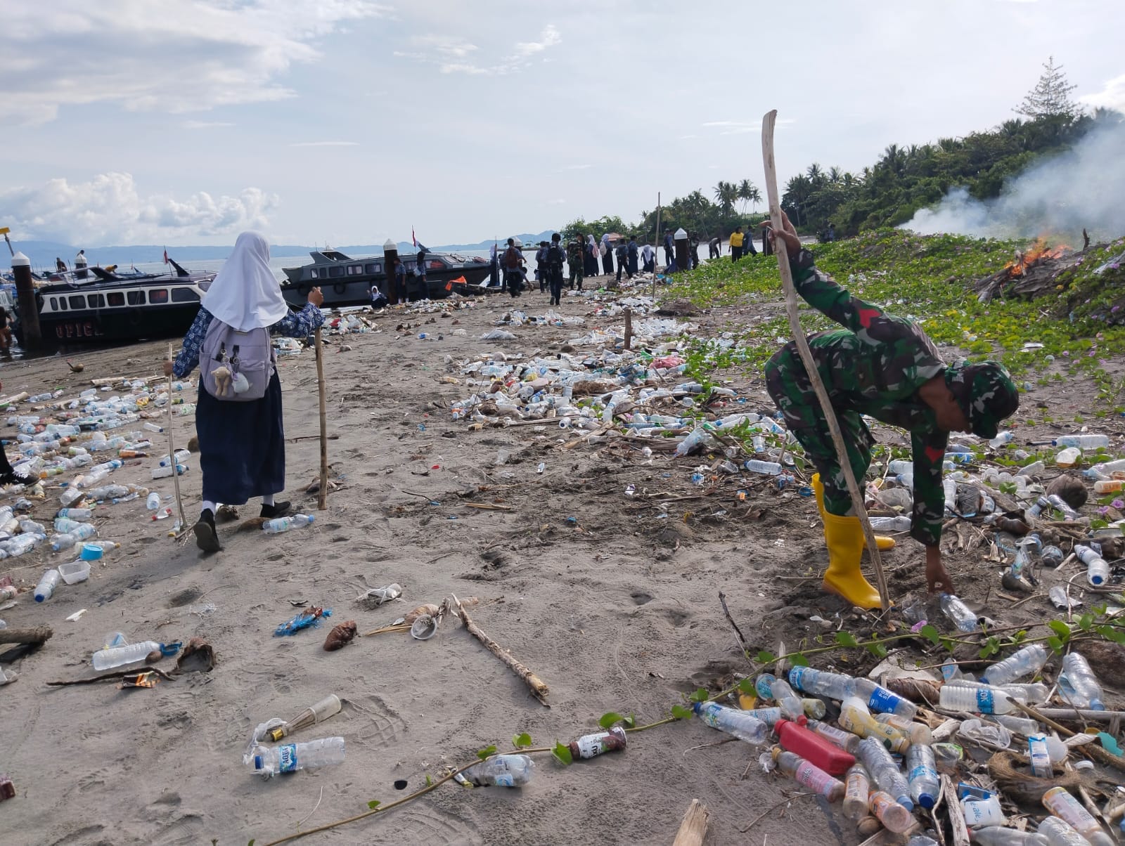 Dipimpin Danramil, Koramil 1505-05/Sofifi Libatkan Instansi Terkait Bersihkan Pantai Sofifi