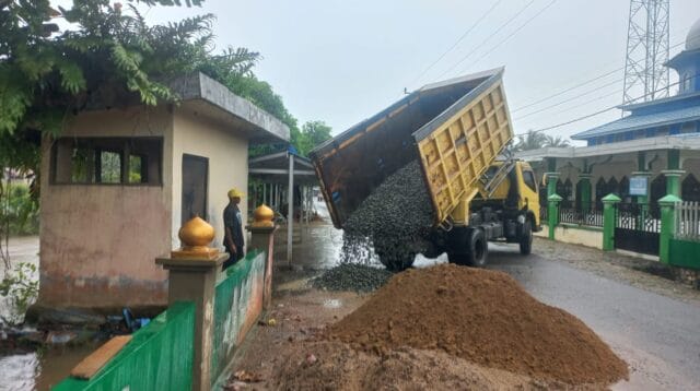 Pembangunan Jembatan Garuda Dipercepat, Material Terus Mengalir ke Lokasi