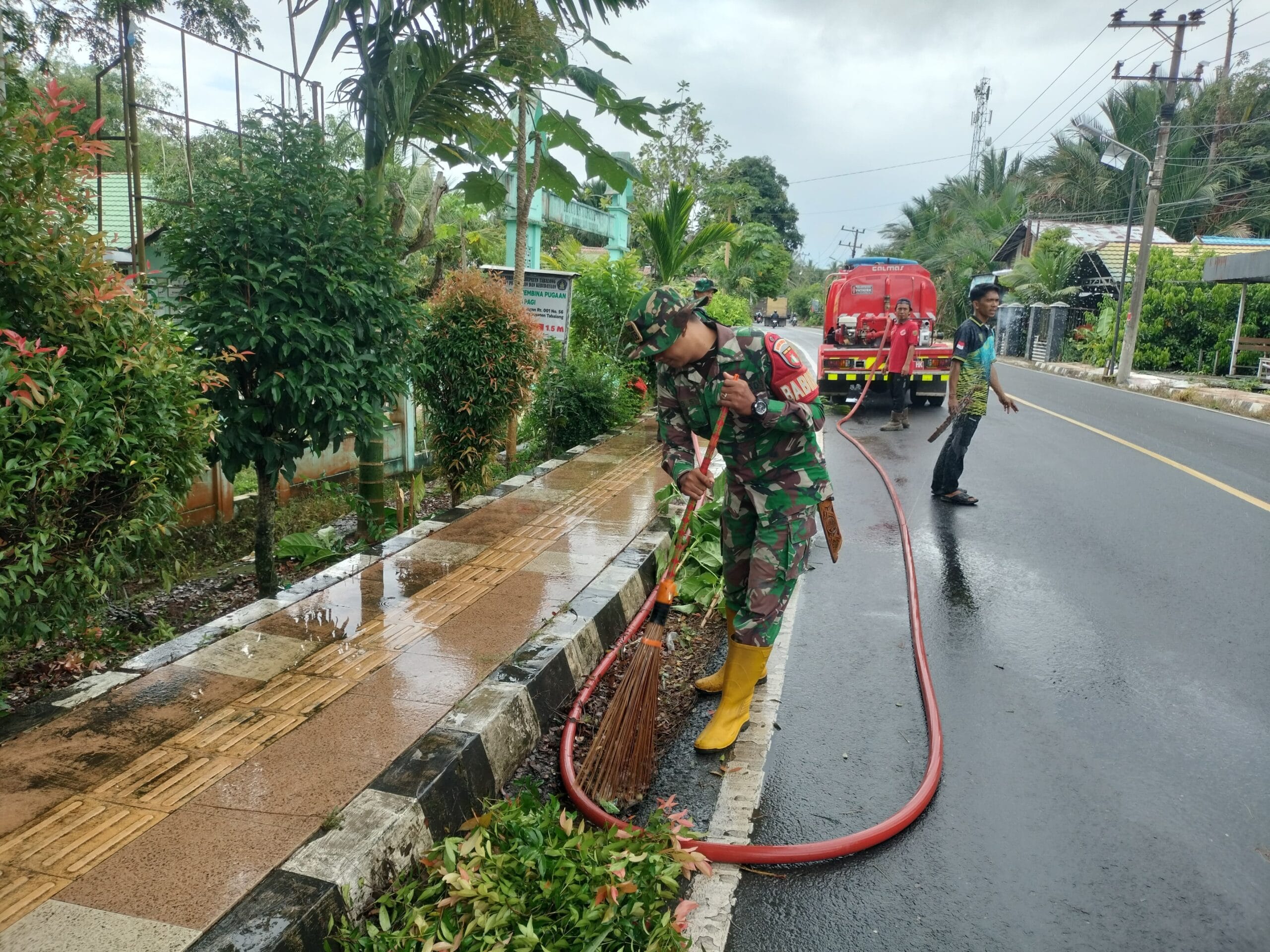 Koramil 1008-06/Banua Lawas–Pugaan Bersinergi Gelar Karya Bhakti Pembersihan Lingkungan