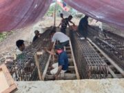 Anggota Kodim 1505/Tidore Bersama Masyarakat Buat Bakisting Gelagar Jembatan
