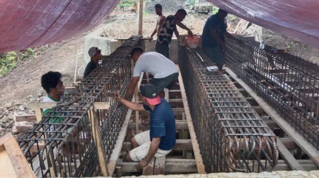 Anggota Kodim 1505/Tidore Bersama Masyarakat Buat Bakisting Gelagar Jembatan