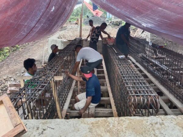 Anggota Kodim 1505/Tidore Bersama Masyarakat Buat Bakisting Gelagar Jembatan