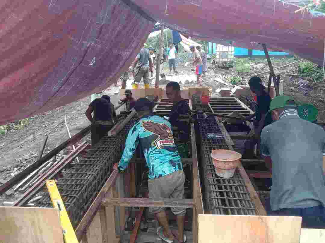 FB_IMG_1779690933503 Tahap Demi Tahap, Pembangunan Jembatan Garuda Terus Dikebut Oleh Personil Kodim 1505/Tidore