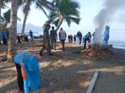 TNI Bersama Warga Bersihkan Pesisir Pantai Payahe, Wujud Nyata Kemanunggalan dengan Rakyat