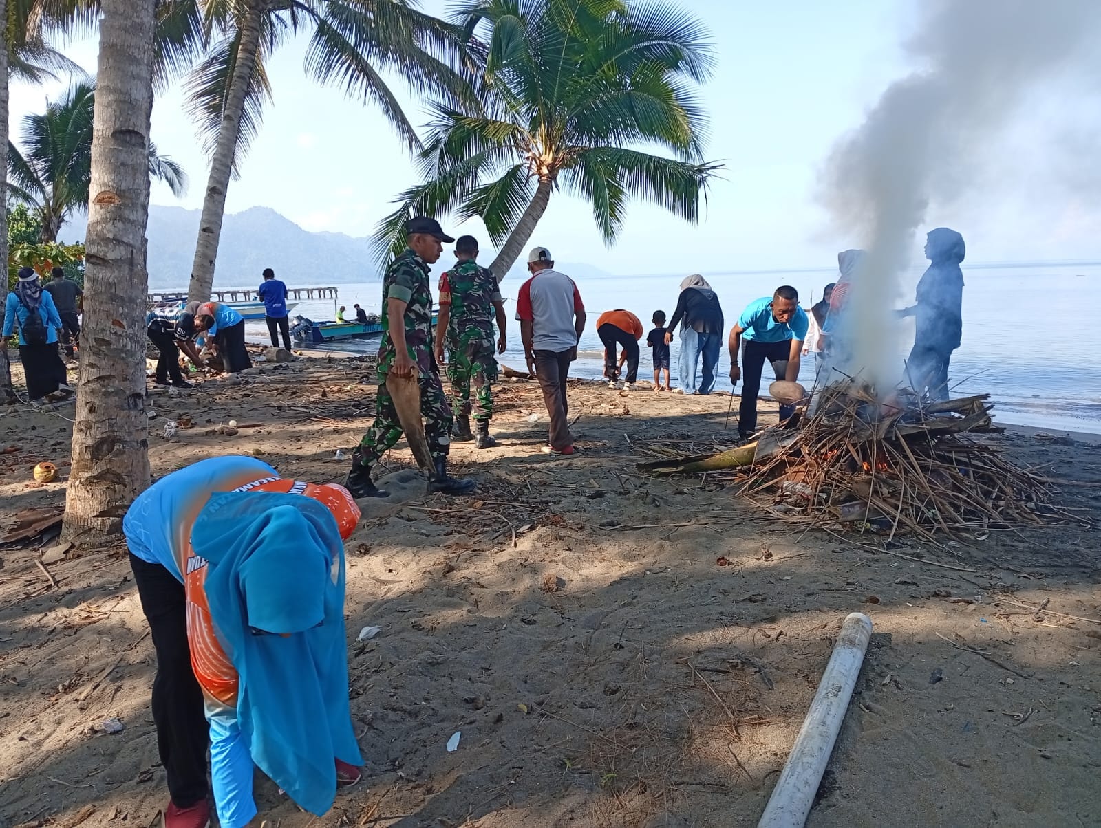 TNI Bersama Warga Bersihkan Pesisir Pantai Payahe, Wujud Nyata Kemanunggalan dengan Rakyat