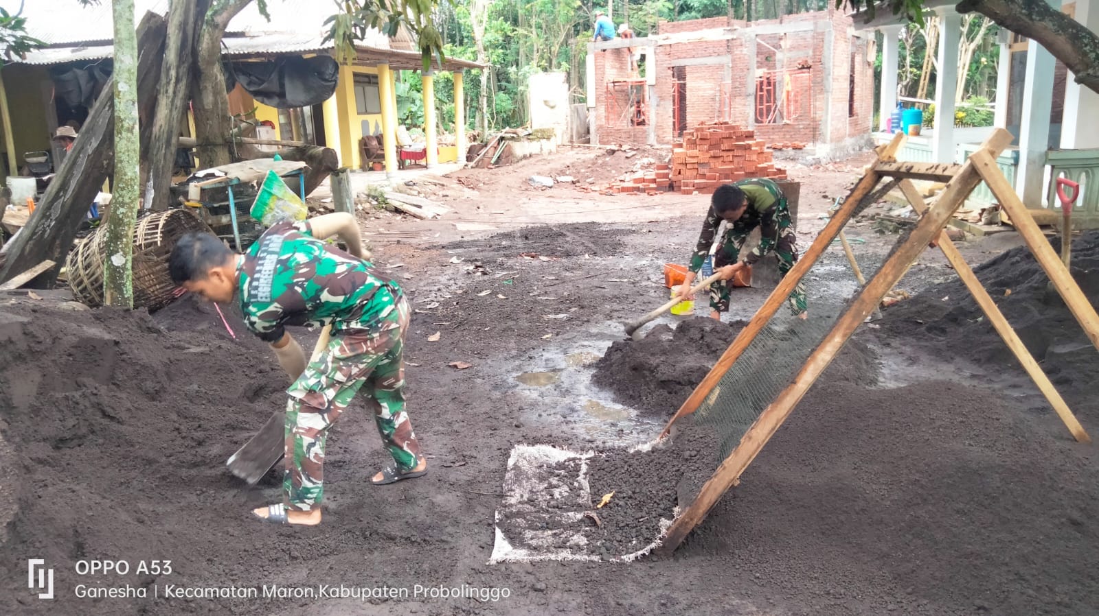 Pembangunan Musholla Baiturrohim TMMD Ke-128 di Brabe Capai 50 Persen, Warga Gotong Royong Bersama Satgas