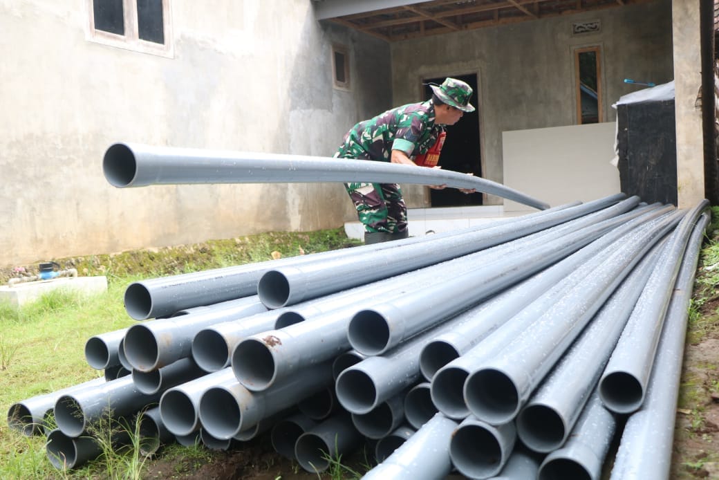 Satgas TMMD ke-128 Tuntaskan Pemasangan Pipanisasi SPAM di Dusun Kloangan, Racek