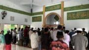 Kebersamaan Satgas TMMD Ke-128 dan Warga Terlihat Saat Sholat Dzuhur Berjamaah di Masjid Nurul Jannah