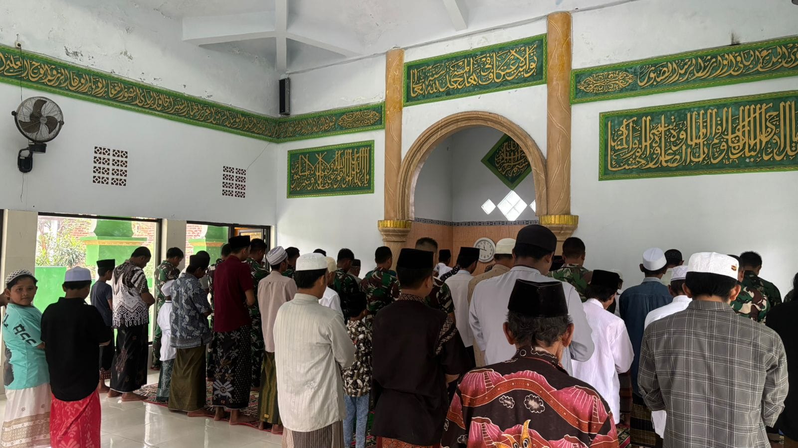 Kebersamaan Satgas TMMD Ke-128 dan Warga Terlihat Saat Sholat Dzuhur Berjamaah di Masjid Nurul Jannah