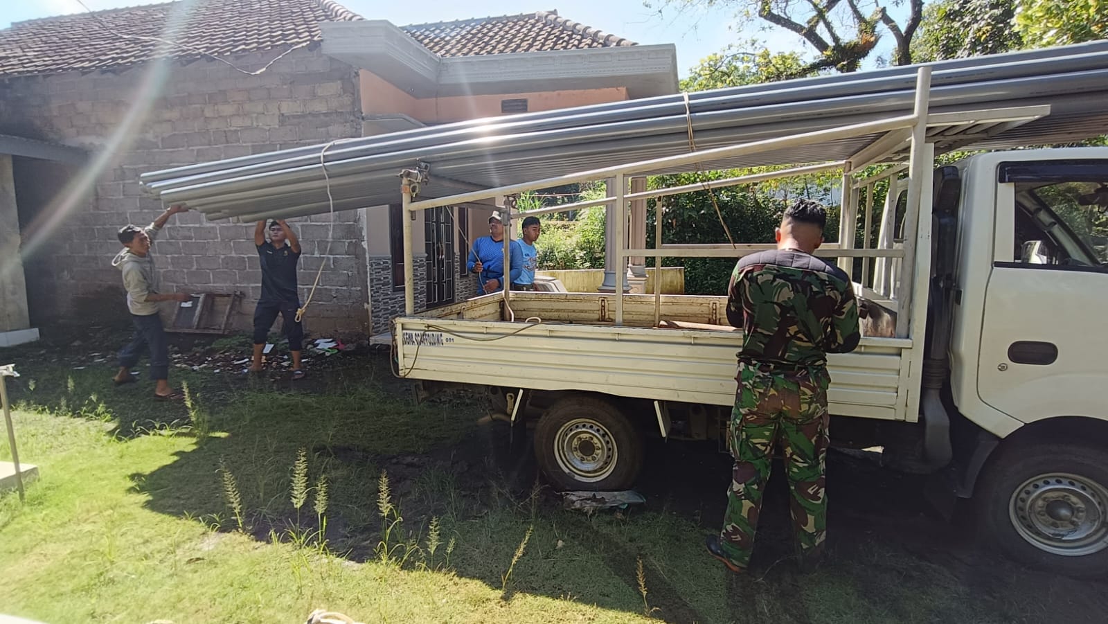 Satgas TMMD Ke-128 dan Warga Bahu Membahu Angkut Material ke Dusun Ledok dan Klagin Brabe