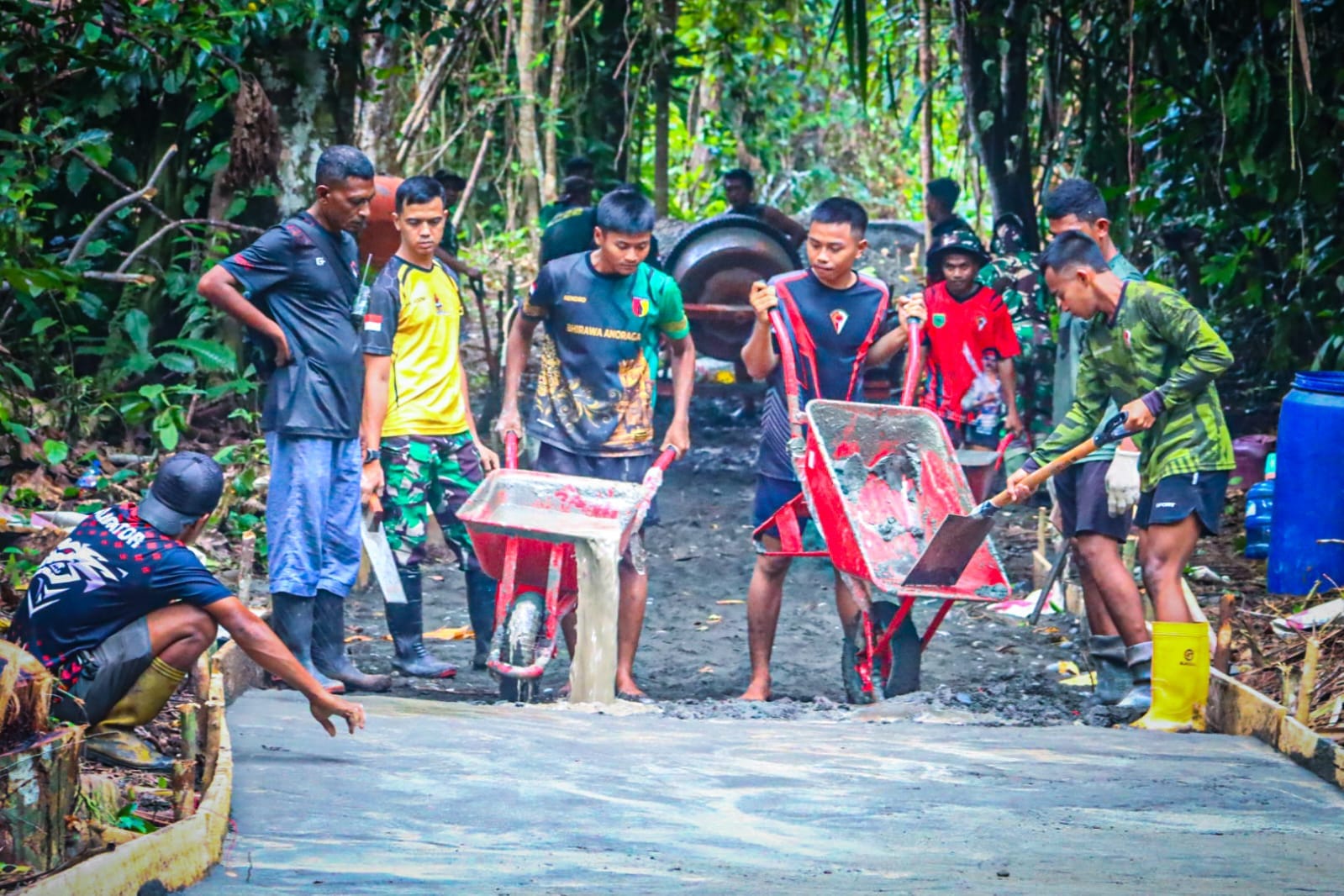 Percepat Pengecoran Jalan, Satgas TMMD ke-128 Kodim 1801/Manokwari Gotong Royong Gunakan Molen