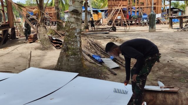 Satgas TMMD Kodim 1710/Mimika Lakukan Pengecatan Triplek Demi Hasil Maksimal