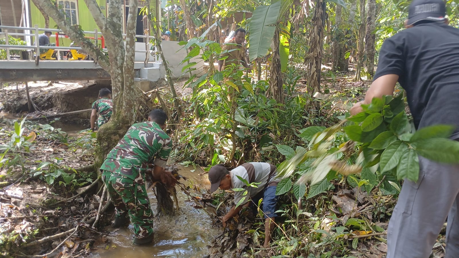 Jembatan Garuda Hampir Rampung, Satgas dan Warga Gotong Royong Bersihkan Area Sekitar