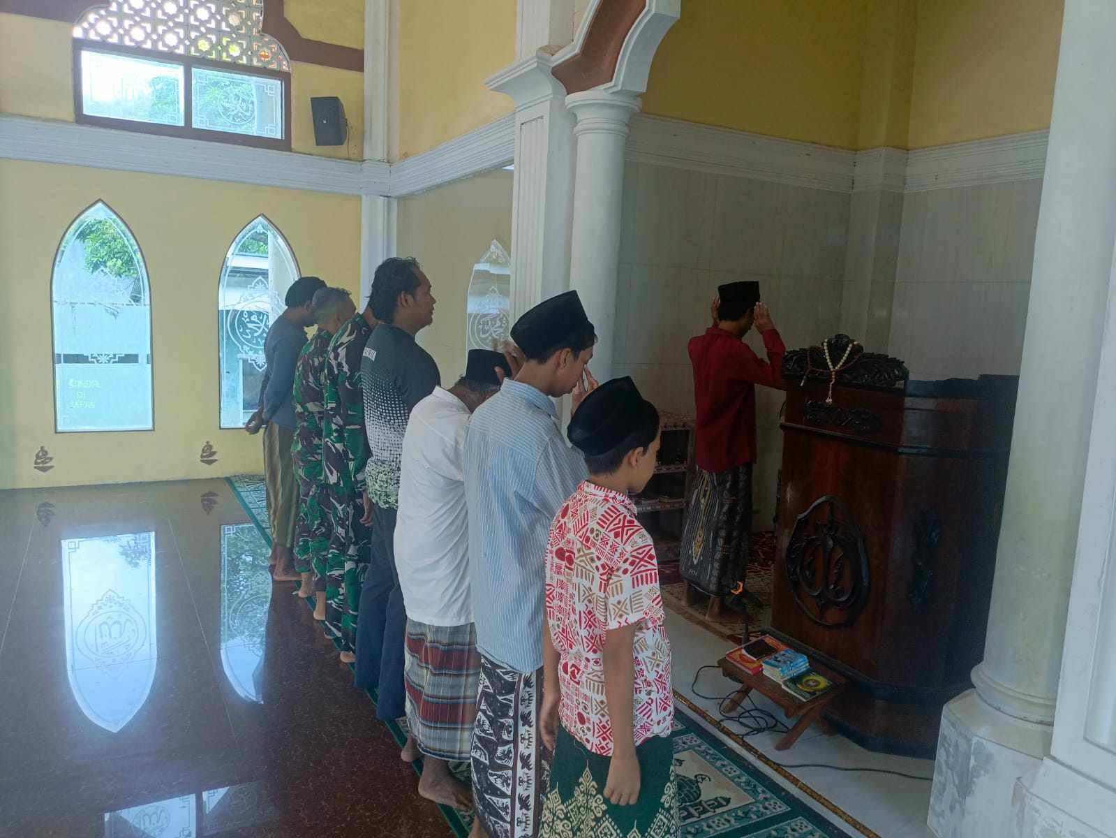 Tingkatkan Kemanunggalan, Satgas TMMD Ke-128 Sholat Asar Berjamaah Bersama Warga Desa Brabe