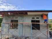 Pengerjaan Plafon RTLH Mulai Dikerjakan, Satgas TMMD Ke-128 Kodim 1801/Manokwari Tingkatkan Kualitas Rumah Warga