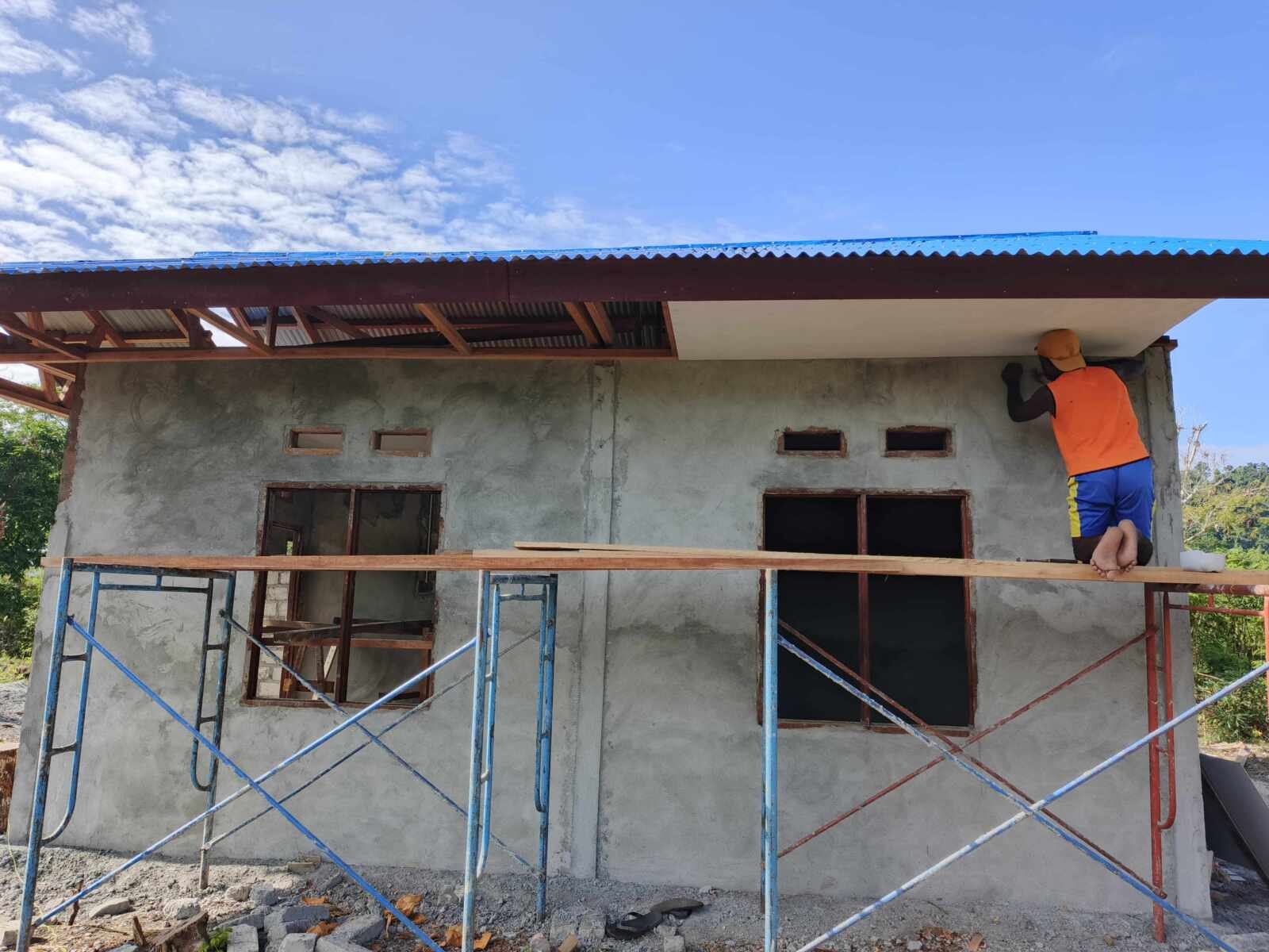 Pengerjaan Plafon RTLH Mulai Dikerjakan, Satgas TMMD Ke-128 Kodim 1801/Manokwari Tingkatkan Kualitas Rumah Warga