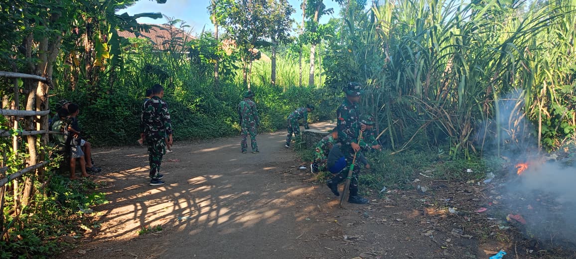 Satgas TMMD Ke-128 Kodim 0820/Probolinggo dan Warga Desa Brabe Gelar Pembersihan Jalan di Dusun Klagin