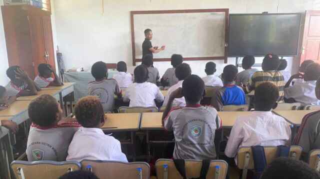 Satgas TMMD Ke-128 Kodim 1710/Mimika Beri Penyuluhan Bahaya Narkoba dan Lem Aibon kepada Pelajar