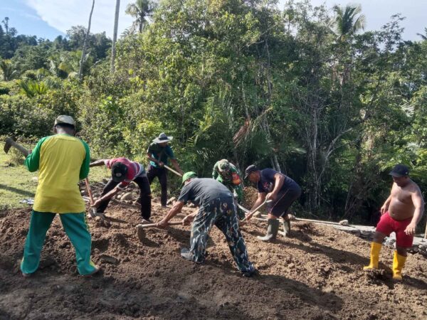 Personel Kodim 1505/Tidore dan Warga Lanjutkan Perakitan Besi Jembatan Garuda
