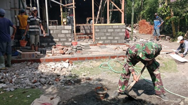 Wujud Nyata Kemanunggalan, Koramil Leces Bantu Proses Pembangunan Rumah Warga