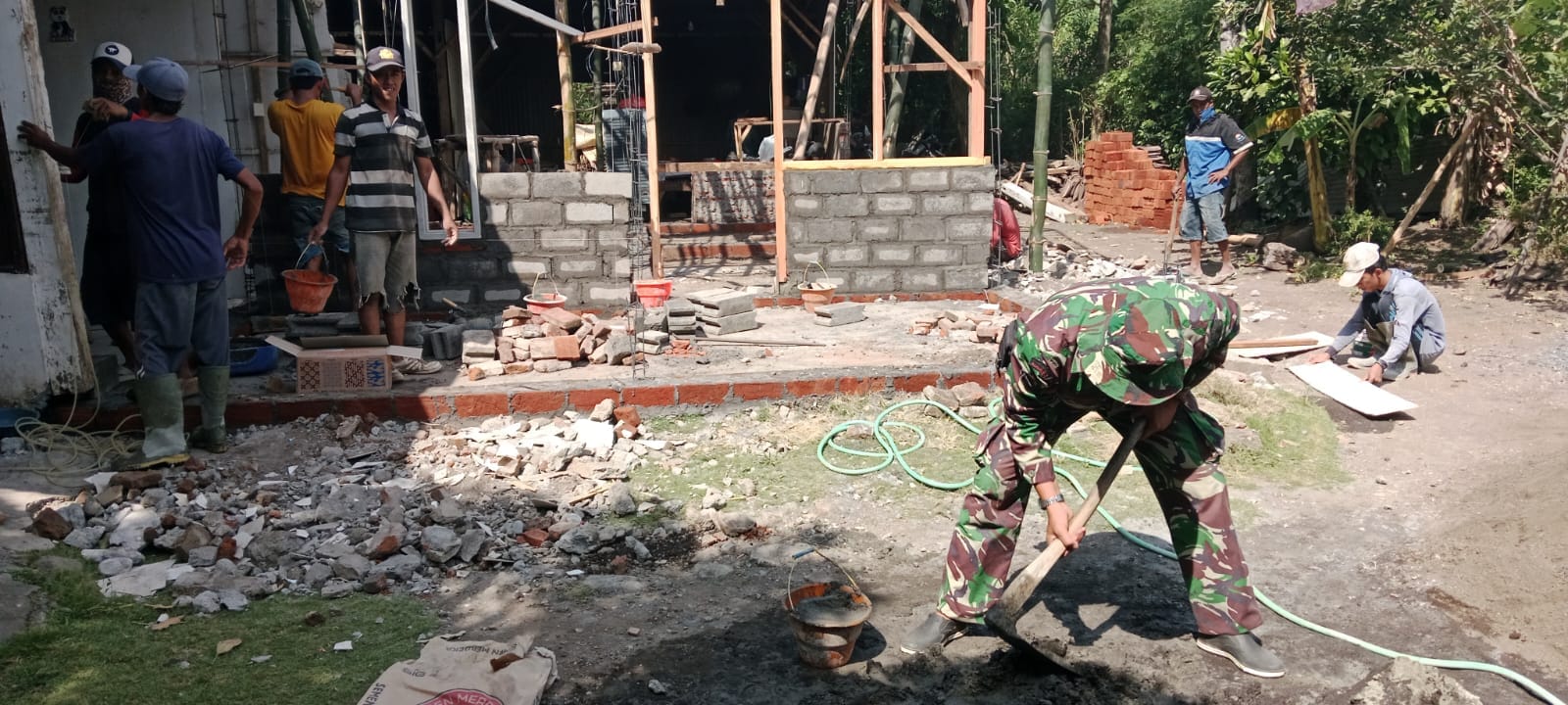 Wujud Nyata Kemanunggalan, Koramil Leces Bantu Proses Pembangunan Rumah Warga