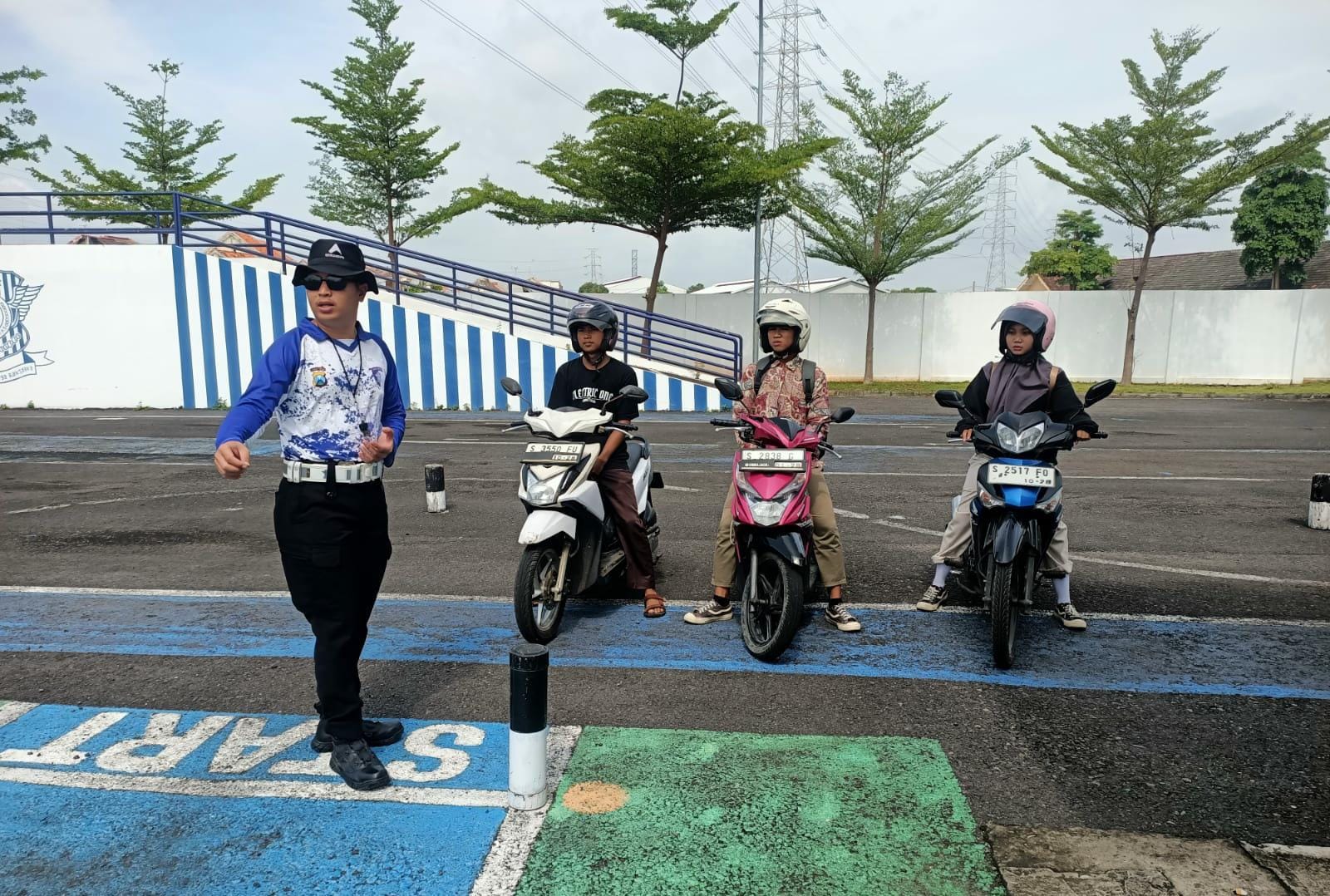 Pagi Ini di Tuban, Polantas Menjadi Teman Diskusi Warga Soal SIM dan STNK