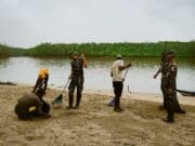 Aksi Bersih Pantai Keakwa oleh Satgas TMMD Kodim 1710/Mimika