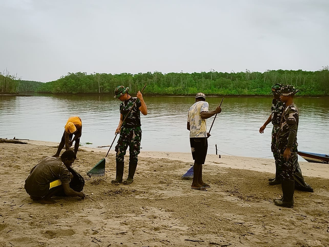 Aksi Bersih Pantai Keakwa oleh Satgas TMMD Kodim 1710/Mimika