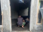 Percepat Pembangunan, Satgas Mulai Lakukan Plesteran Dinding RTLH Milik Khosinah