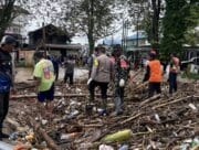 Gotong Royong Bersihkan Sungai Barabai, Babinsa dan Relawan Turun Tangan