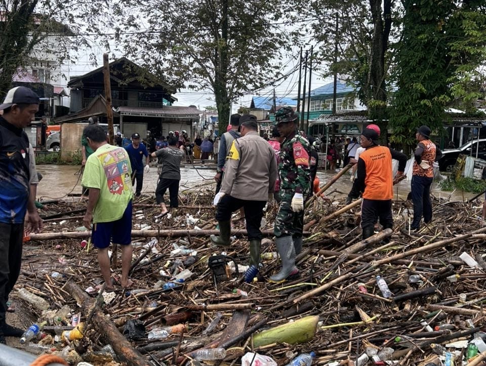 IMG-20260518-WA0201 Gotong Royong Bersihkan Sungai Barabai, Babinsa dan Relawan Turun Tangan