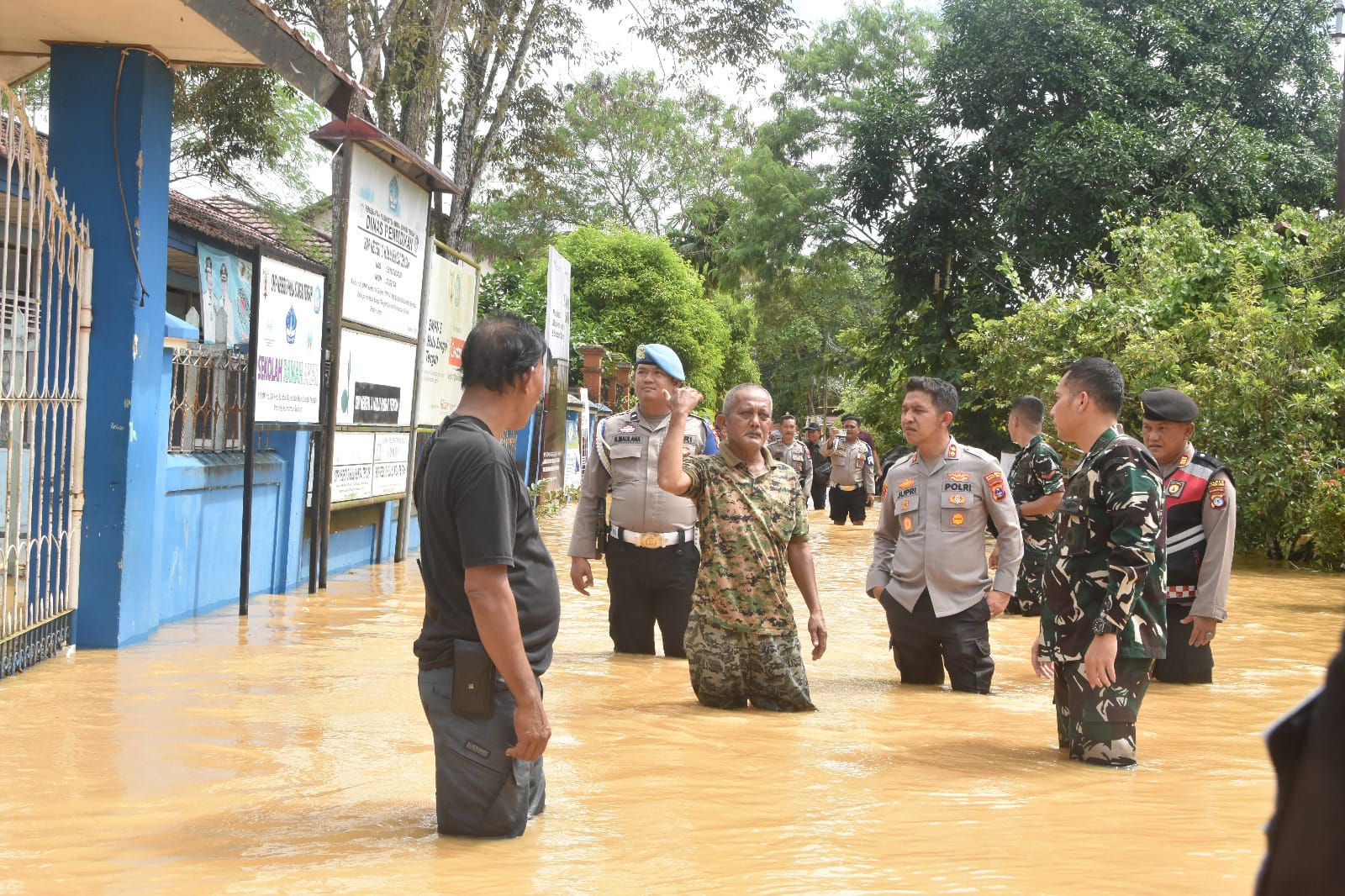 Dandim 1002/HST dan Kapolres HST Hadir di Tengah Warga Terdampak Banjir