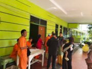 Koramil Wonomerto Melakukan Pendampingan Dalam Pembagian Sembako Kepada Masyarakat