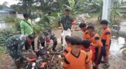 Semangat Gotong Royong, TNI Bersama Warga Bersihkan Sampah di Jembatan Garuda