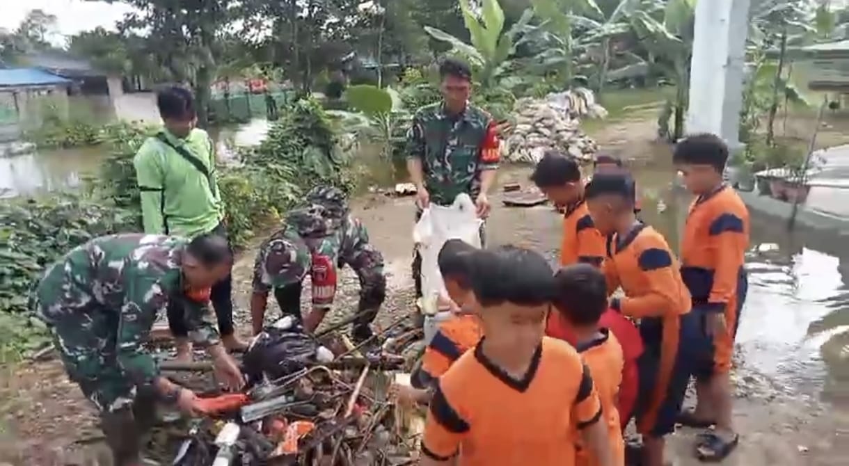 Semangat Gotong Royong, TNI Bersama Warga Bersihkan Sampah di Jembatan Garuda