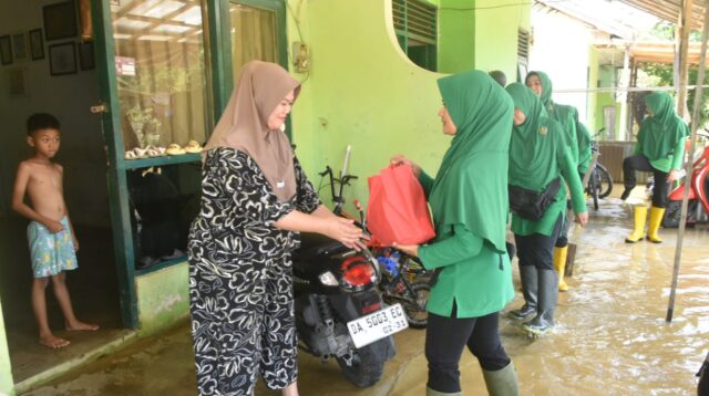 Ny. Hapsari O.P. Siregar Salurkan Bantuan untuk Anggota Kodim 1002/HST