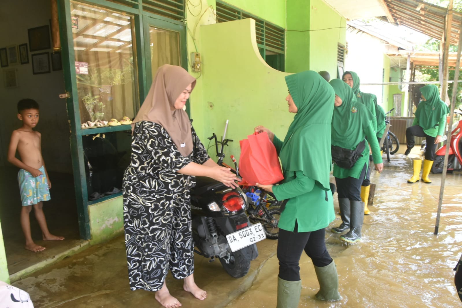 Ny. Hapsari O.P. Siregar Salurkan Bantuan untuk Anggota Kodim 1002/HST