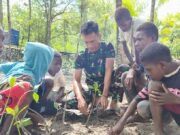 Satgas TMMD Kodim 1710/Mimika Tanamkan Kepedulian Lingkungan Lewat Penanaman Mangrove Bersama Anak-Anak